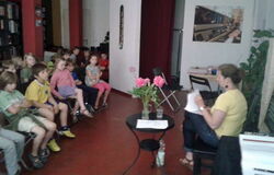 Kinder lauschen gebannt dem Konzert 'Karneval der Tiere' in unserer Musikschule